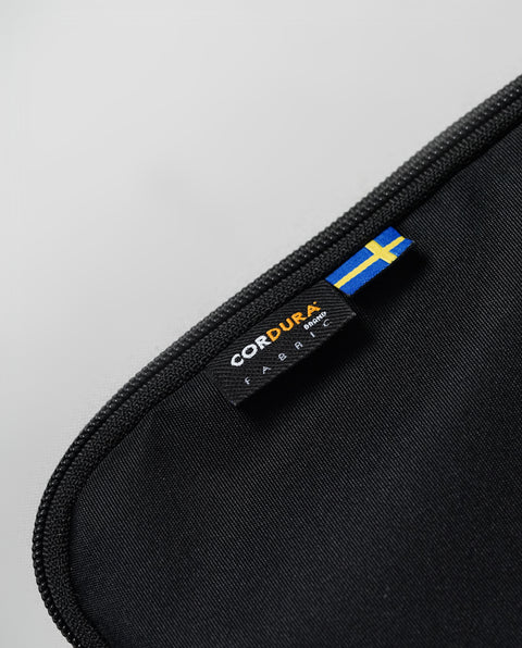 INT8LN Black/Black Compact Garment Bag