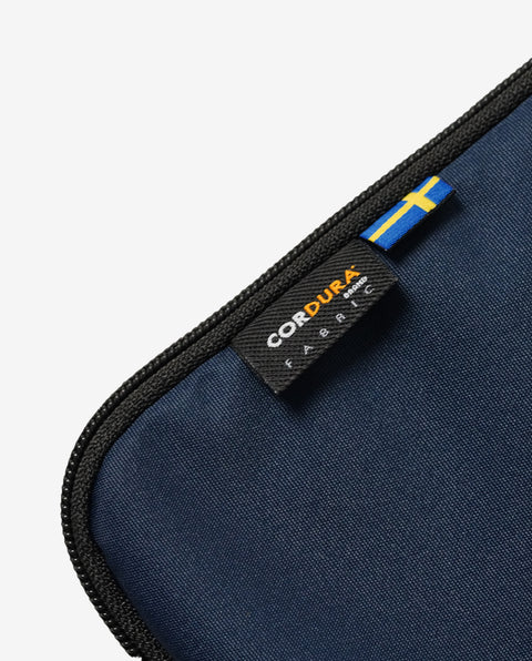 INT8LN Navy/Black Compact Garment Bag